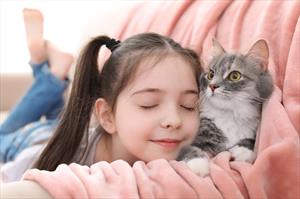 little-girl-with-gray-and-white-cat